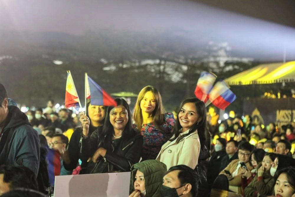 Rất đông người dân từ nhiều quốc gia đến cổ vũ cho thí sinh đến từ đất nước mình.