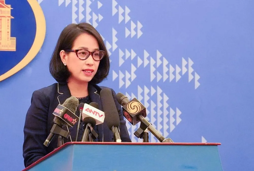Bà Phạm Thu Hằng, Phó phát ngôn Bộ Ngoại giao trả lời câu hỏi của báo chí. Ảnh: MINH QUÂN