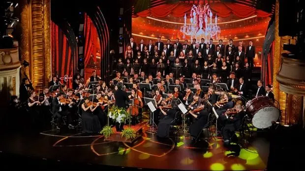 Chương trình có sự tham gia của hàng trăm nghệ sỹ Dàn nhạc Giao hưởng Việt Nam. Ảnh: VNSO