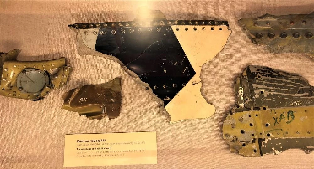 Hình ảnh mảnh vỡ xác máy bay B52 được trưng bày tại triển lãm. Ảnh: VT