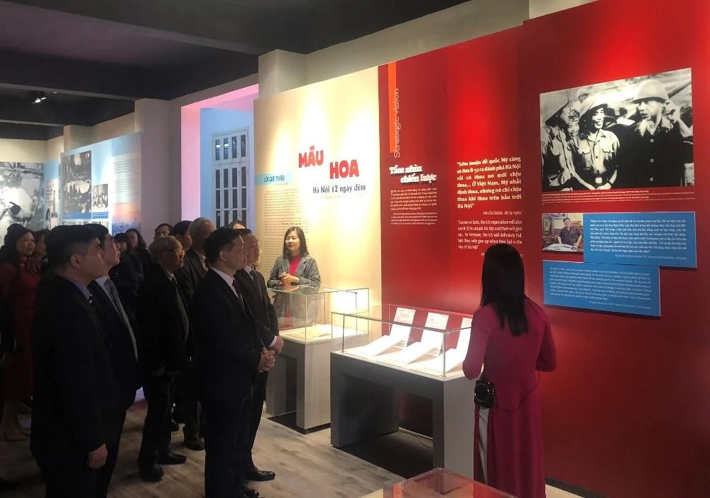Các đại biểu tham quan triển lãm. Ảnh: VT