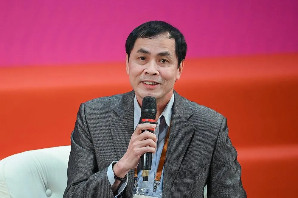 Nhà văn Hữu Việt cho rằng, tiền bạc cũng không thể ngăn cản được những tài năng nhỏ hoặc là những chớm tài năng. Ảnh: QH Nhà văn Hữu Việt cho rằng, tiền bạc cũng không thể ngăn cản được những tài năng nhỏ hoặc là những chớm tài năng. Ảnh: QH