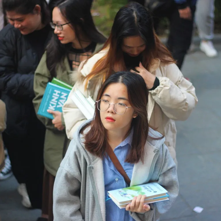 Nhiều bạn trẻ cho biết họ đã ngủ lại tại khu vực xung quanh địa điểm tổ chức sự kiện. Ảnh: VT