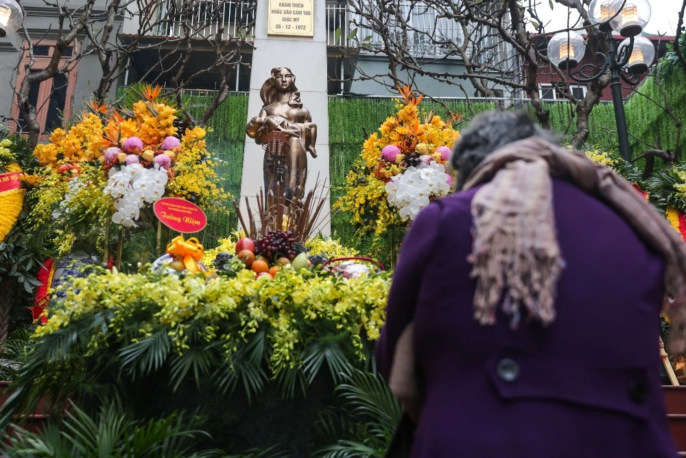 Bức tượng người phụ nữ bế con, một chân nhấc lên, đè lên quả bom. Ảnh: MINH SƠN