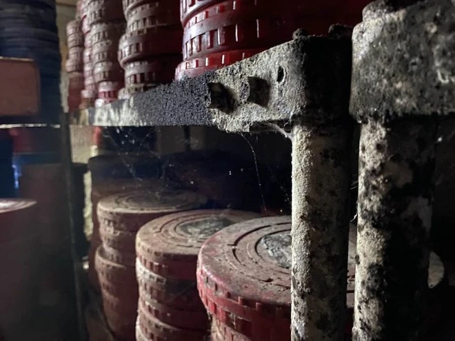 Hình ảnh hệ thống máy lạnh tại kho phim đã hỏng hàng tháng trời, gây mốc và hư hỏng toàn bộ thiết bị bên trong được đạo diễn Nguyễn Thanh Vân chia sẻ.