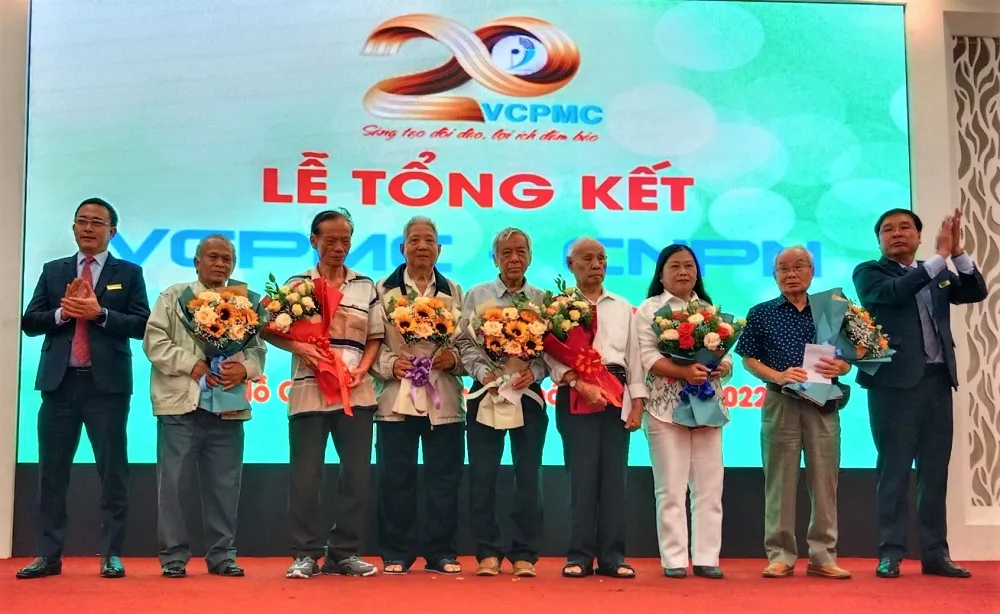 VCPMC tặng quà tri ân các nhạc sĩ. Ảnh: L.CHIẾN