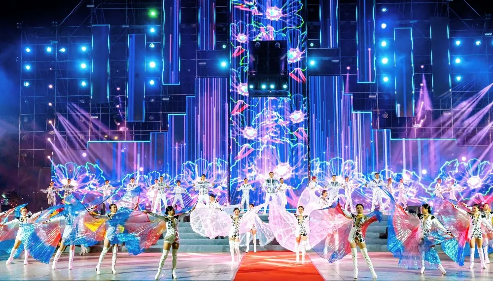 Sự kiện còn là đại tiệc âm nhạc với nhiều giọng ca nổi tiếng cùng vũ đoàn. Ảnh: HUY NGUYỄN, ĐOÀN NGUYÊN Sự kiện còn là đại tiệc âm nhạc với nhiều giọng ca nổi tiếng cùng vũ đoàn. Ảnh: HUY NGUYỄN, ĐOÀN NGUYÊN