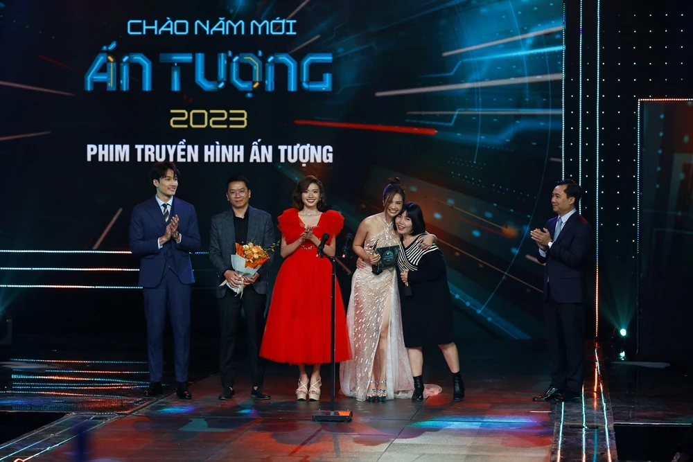 Phim truyền hình ấn tượng 'Thương ngày nắng về' nhận giải Phim truyền hình ấn tượng. Ảnh: VT