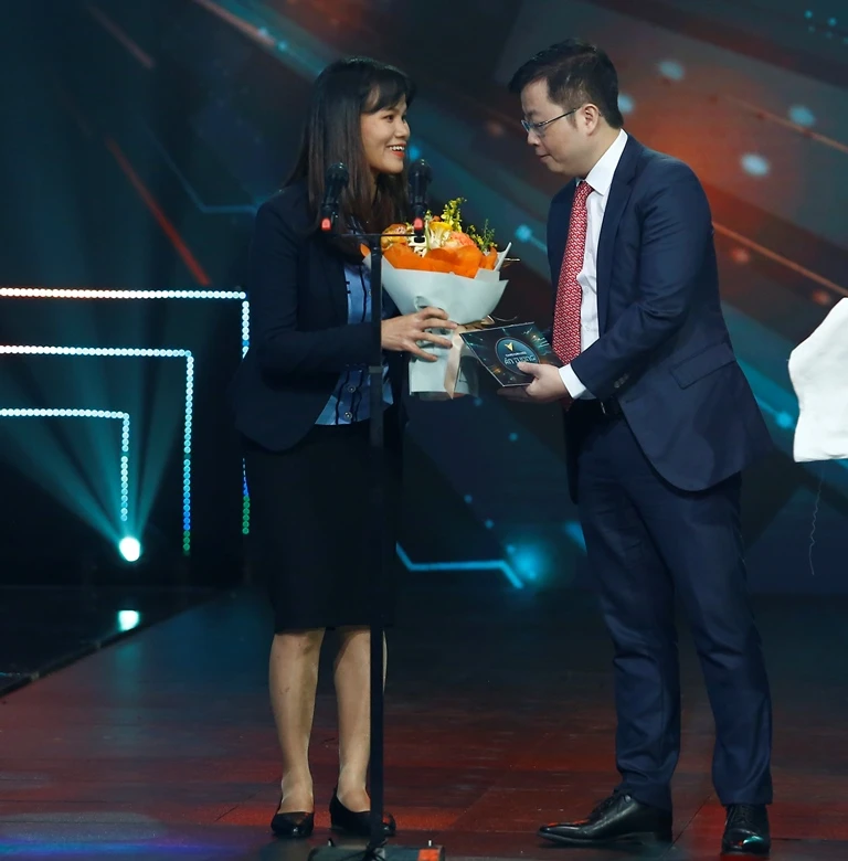 Phóng viên Nguyễn Ngân đại diện nhóm tác giả lên nhận giải. Ảnh: VT