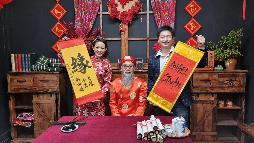 Người dân xin chữ tại Hội chữ Xuân. Ảnh: VT