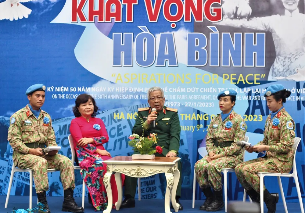 Thượng tướng Nguyễn Chí Vịnh và các đại biểu tại buổi tọa đàm. Ảnh: VT