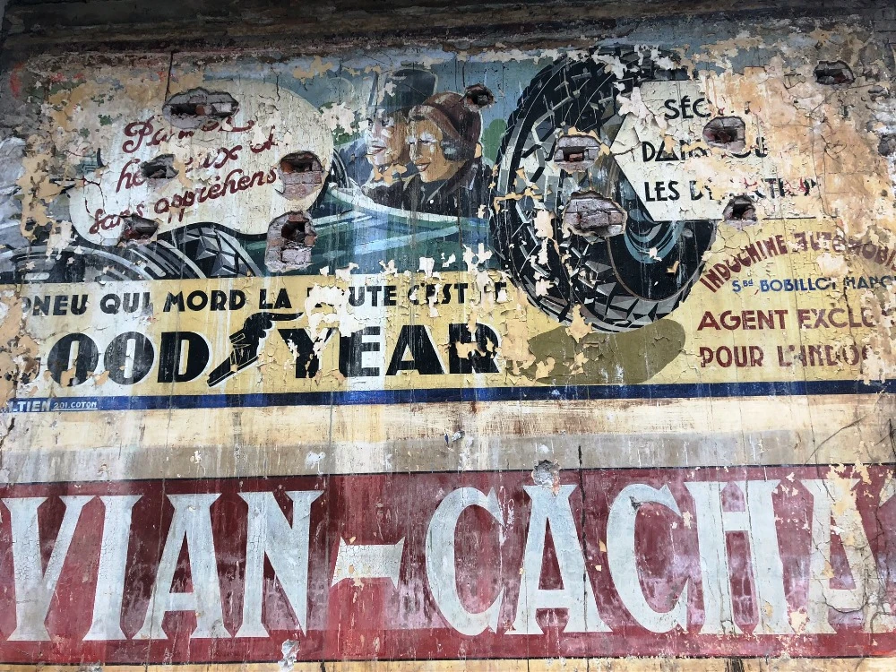 Theo họa sĩ Nguyễn Thế Sơn, áp phích, quảng cáo này có khoảng 100 năm tuổi. Ảnh: VT