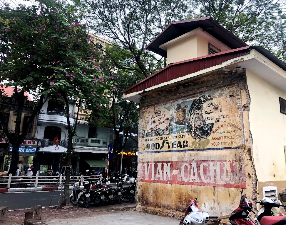 Quảng cáo nằm trên tường trạm biến áp Cửa Nam. Ảnh: VT