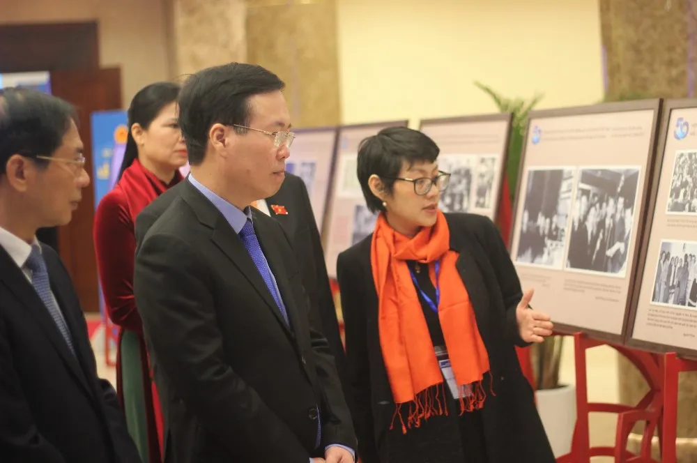 Thường trực Ban Bí thư Võ Văn Thưởng cùng các đại biểu tham quan trưng bày tư liệu và hình ảnh lịch sử tại lễ kỷ niệm. Ảnh: VT Thường trực Ban Bí thư Võ Văn Thưởng cùng các đại biểu tham quan trưng bày tư liệu và hình ảnh lịch sử tại lễ kỷ niệm. Ảnh: VT