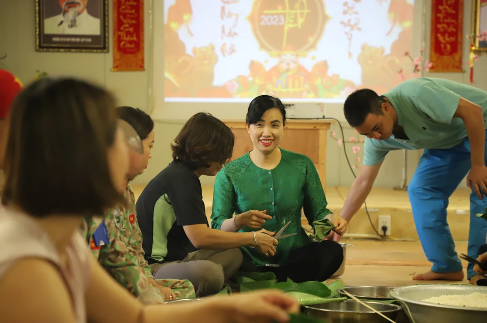 Cán bộ, nhân viên bệnh viện gói bánh đón xuân. Ảnh: BVDC2.4 Cán bộ, nhân viên bệnh viện gói bánh đón xuân. Ảnh: BVDC2.4