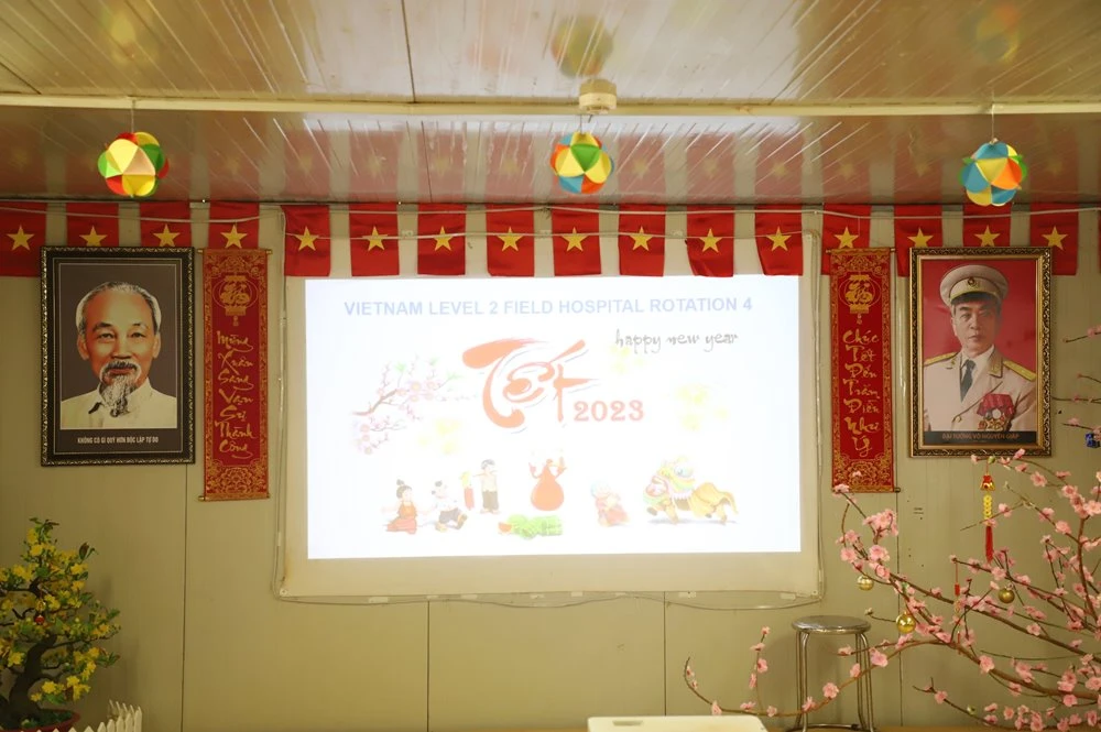 Những nhánh mai đào được làm từ bàn tay khéo léo của các cán bộ, nhân viên bệnh viện. BVDC2.4 Những nhánh mai đào được làm từ bàn tay khéo léo của các cán bộ, nhân viên bệnh viện. BVDC2.4