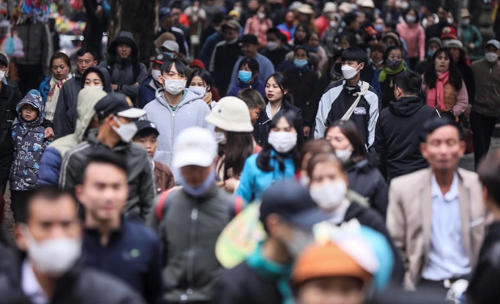 Đã có hơn 3 vạn du khách về di tích trong sáng khai hội. Ảnh: QUANG VINH