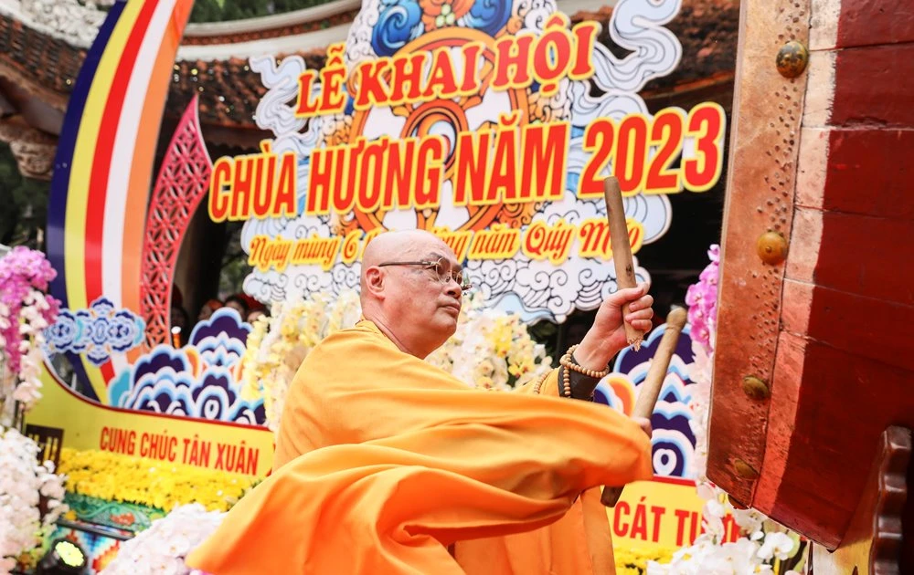 Chùa Hương đã chính thức khai hội. Ảnh: QUANG VINH