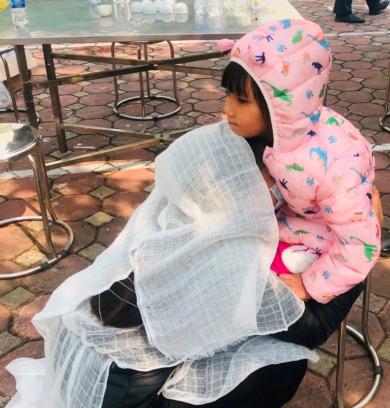 Chị Võ Hoàng Minh Phương, vợ Thiếu tá Duy và con gái đầu của anh. Ảnh: VT