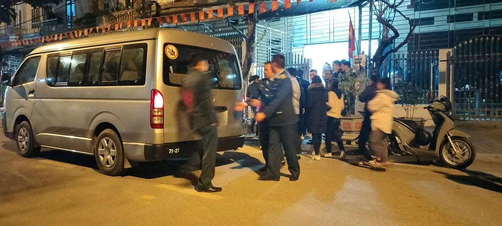 Đồng đội đã đưa gia đình anh về với ngôi nhà mà anh đã gắn bó. Ảnh: VT