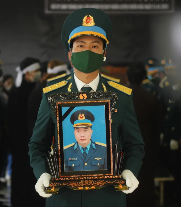 Đồng đội đưa Duy về nơi an nghỉ cuối cùng. Ảnh: VT