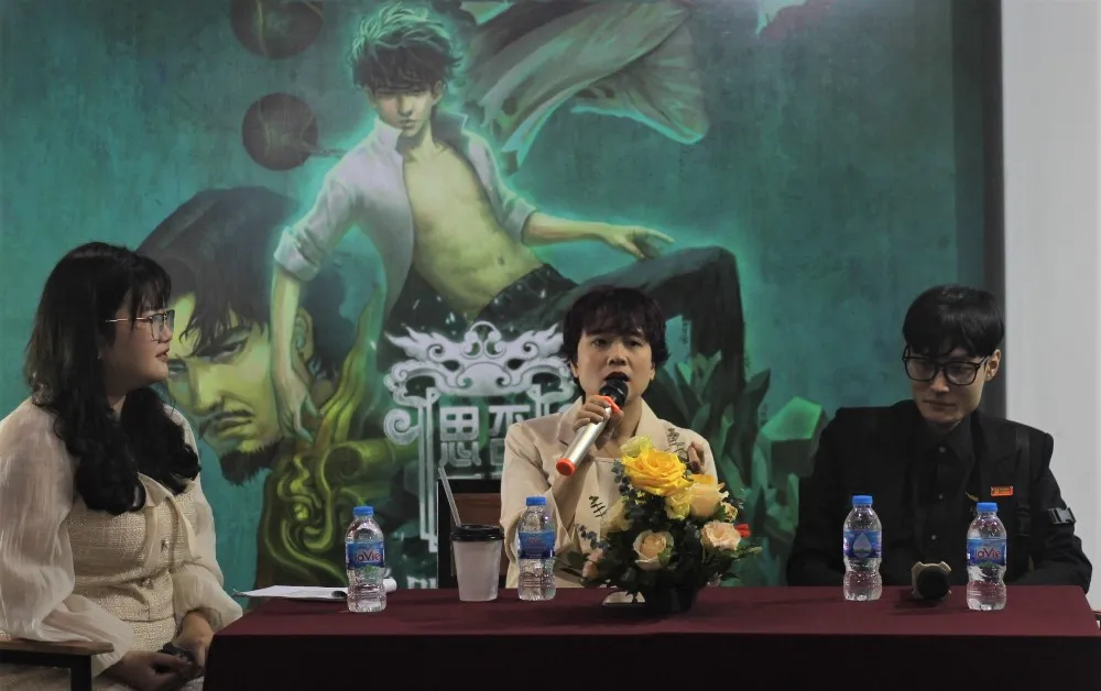 Đại diện nhóm tác giả tại buổi giao lưu với độc giả. Ảnh: VT Đại diện nhóm tác giả tại buổi giao lưu với độc giả. Ảnh: VT