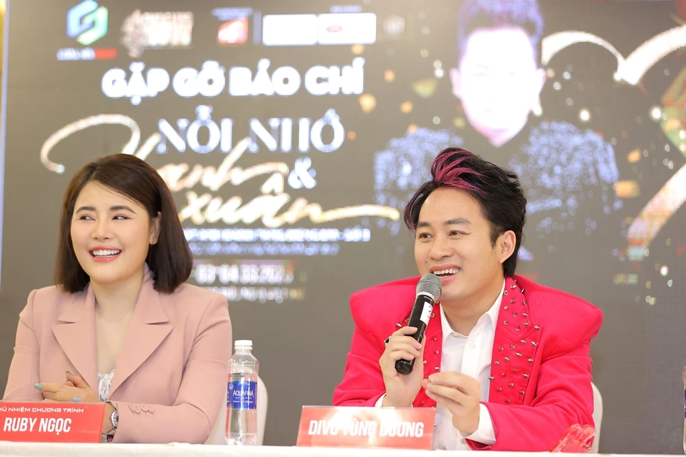 Ca sĩ Tùng Dương trả lời câu hỏi của báo chí. Ảnh: HÒA NGUYỄN