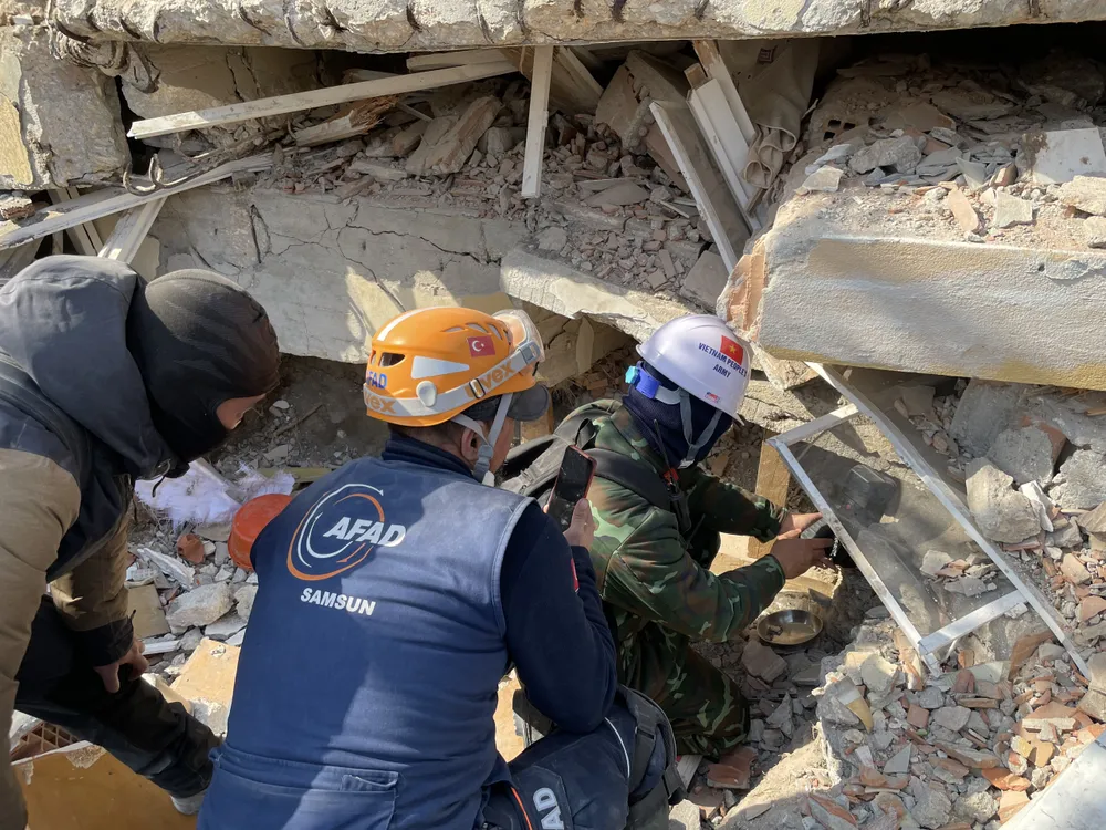 Bộ đội công binh triển khai nhiều thiết bị dò tìm hiện đại. VĂN HIẾU