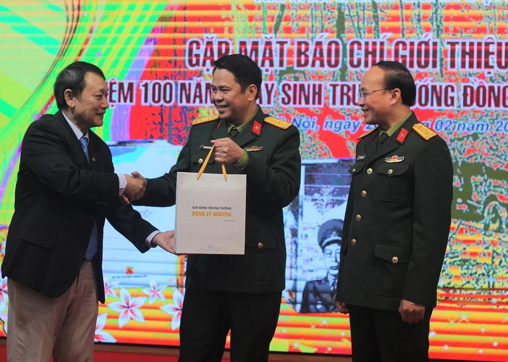 Đại diện gia đình Trung tướng Đồng Sỹ Nguyên trao bộ sách tặng lãnh đạo Nhà xuất bản Quân đội nhân dân. Ảnh: VT