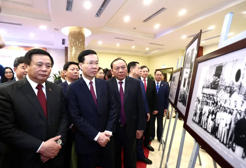 Ủy viên Bộ Chính trị, Thường trực Ban Bí thư Võ Văn Thưởng cùng các đại biểu tham quan triển lãm ảnh trước khi khai mạc hội thảo. Ảnh: VT Ủy viên Bộ Chính trị, Thường trực Ban Bí thư Võ Văn Thưởng cùng các đại biểu tham quan triển lãm ảnh trước khi khai mạc hội thảo. Ảnh: VT