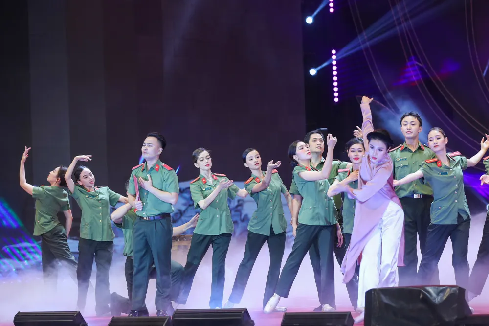 Hình tượng người chiến sĩ trong vở nhạc kịch 'Vinh quang trên vai những người anh hùng'. Ảnh: QUANG VINH Hình tượng người chiến sĩ trong vở nhạc kịch 'Vinh quang trên vai những người anh hùng'. Ảnh: QUANG VINH