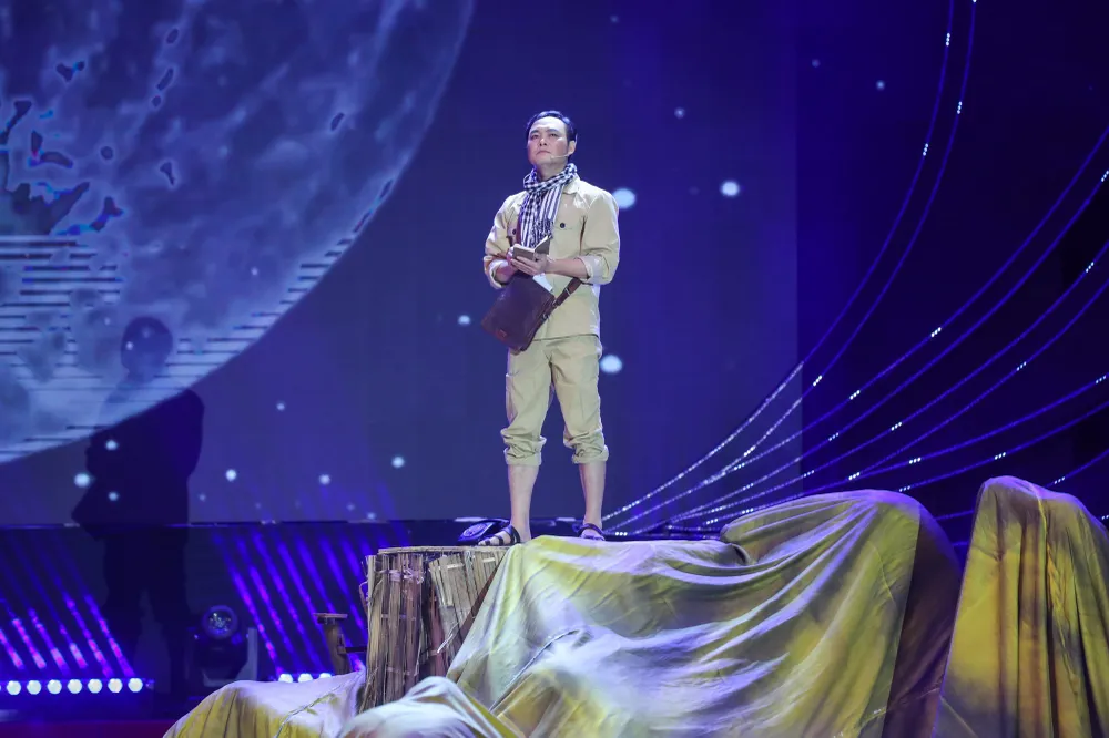 Hình tượng anh hùng, đại tá Tô Quyền. Ảnh: QUANG VINH Hình tượng anh hùng, đại tá Tô Quyền. Ảnh: QUANG VINH