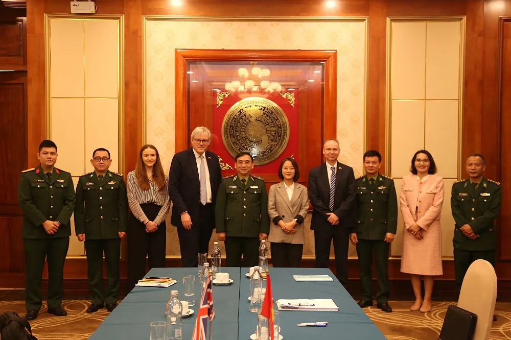 Đặc phái viên về Di cư, Nô lệ hiện đại và Mua bán người của Chính phủ Vương quốc Anh, Andrew Patrick tại buổi làm việc. Ảnh: ĐSQ Anh. Đặc phái viên về Di cư, Nô lệ hiện đại và Mua bán người của Chính phủ Vương quốc Anh, Andrew Patrick tại buổi làm việc. Ảnh: ĐSQ Anh.