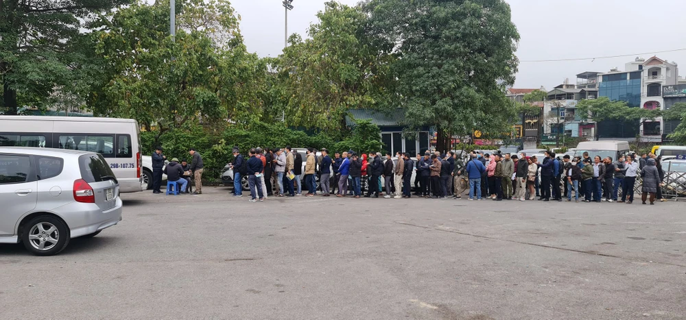 Các tài xế đợi lấy số thứ tự. Ảnh: HẢI ÂU