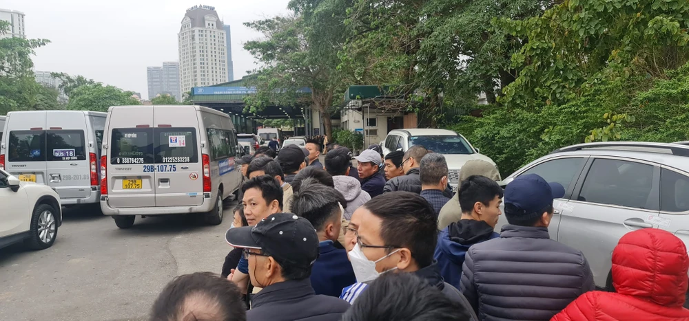 Một số người cho biết họ đã đến từ sáng sớm, xếp hàng đợi lấy số. Ảnh: HẢI ÂU