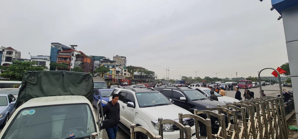 Xe đến hạn kiểm tra xếp hàng dài ngoài cổng Trung tâm đăng kiểm 2903S. .Ảnh: HẢI ÂU