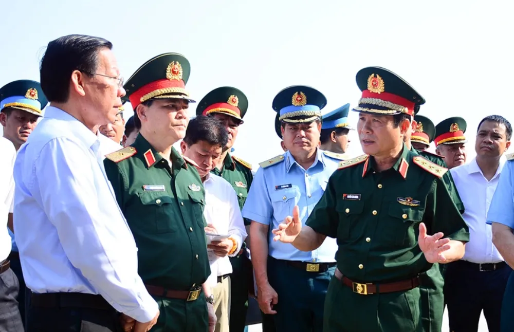 Thượng tướng Nguyễn Tân Cương trao đổi với các đại biểu tại thực địa. Ảnh: MOD Thượng tướng Nguyễn Tân Cương trao đổi với các đại biểu tại thực địa. Ảnh: MOD