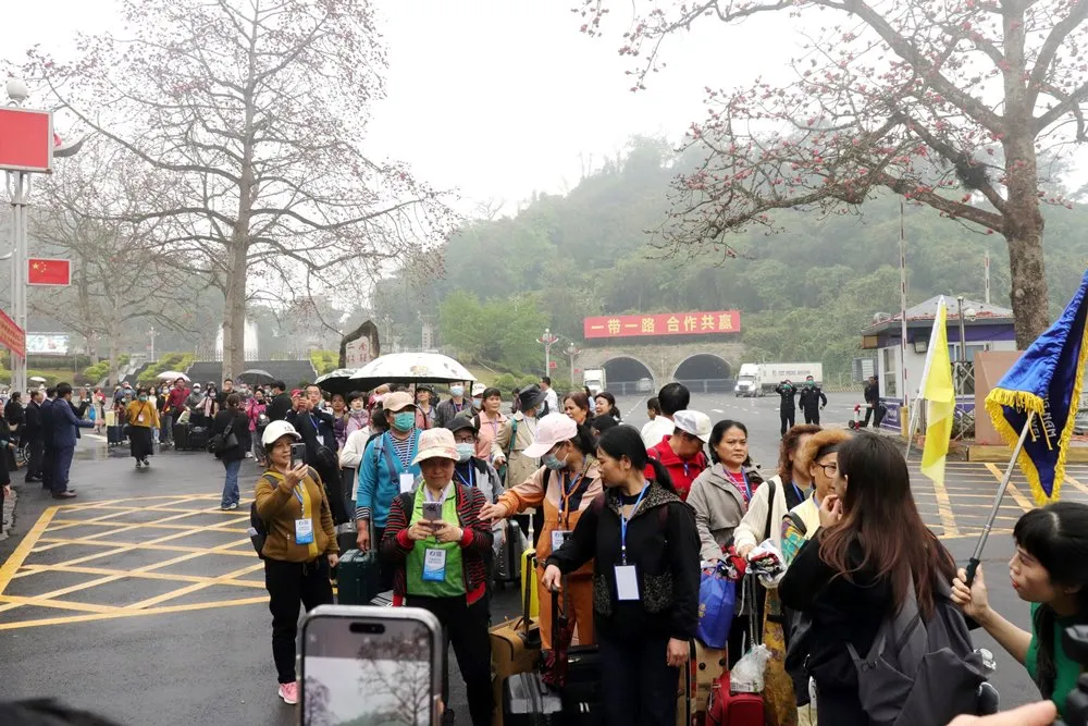 Đoàn khách Trung Quốc chuẩn bị nhập cảnh Việt Nam vào ngày 15-3. Ảnh: THÚY HÀ.