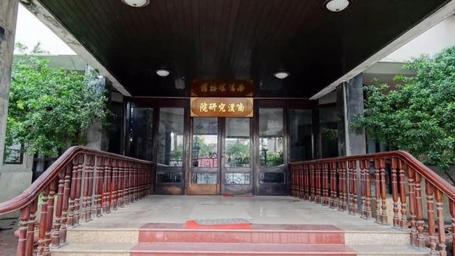 Viện Nghiên cứu Hán Nôm.