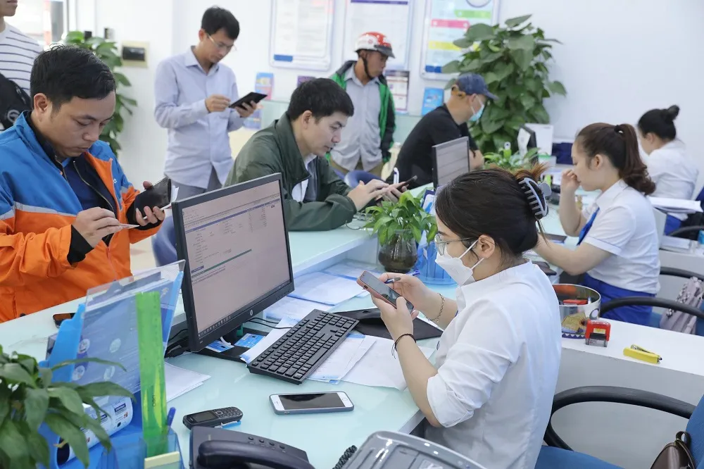 Rất đông người dân bị khóa 1 chiều đã đến điểm giao dịch để chuẩn hóa thông tin.