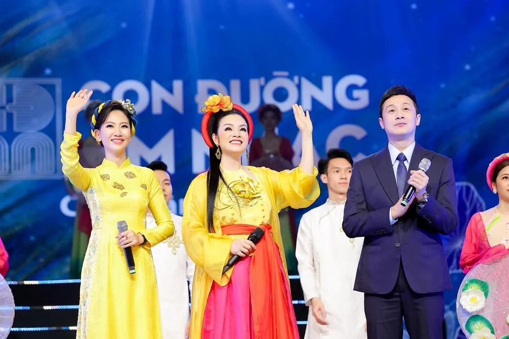 Chỉ 90 phút diễn ra, Tân Nhàn đã “chiêu đãi” người nghe một bữa tiệc âm nhạc thịnh soạn. Ảnh: HÒA NGUYỄN. Chỉ 90 phút diễn ra, Tân Nhàn đã “chiêu đãi” người nghe một bữa tiệc âm nhạc thịnh soạn. Ảnh: HÒA NGUYỄN.