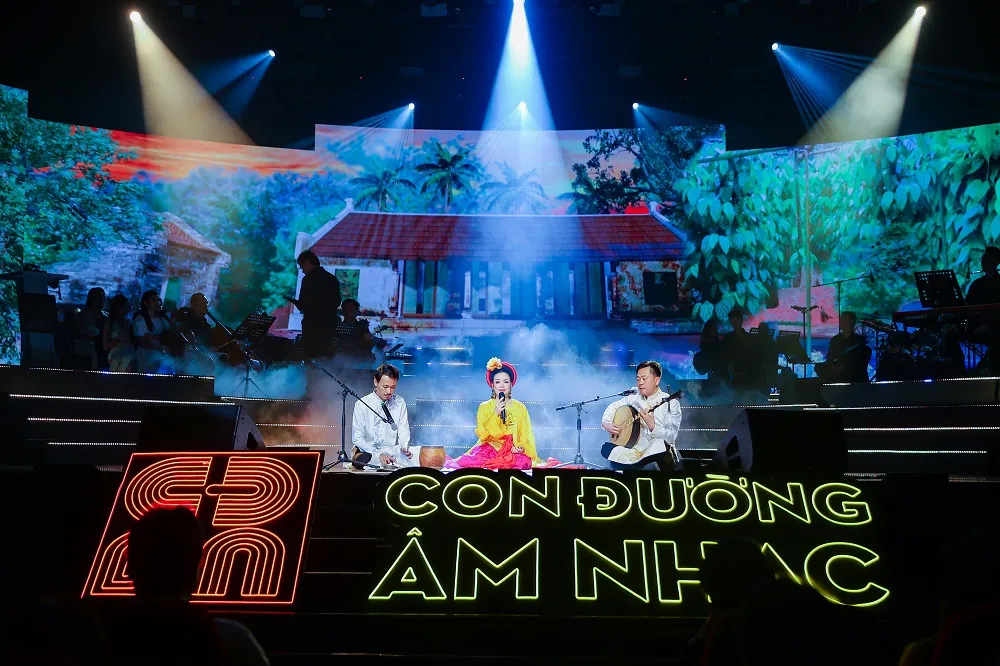 Tân Nhàn mở màn chương trình bằng 'Cô đôi Thượng ngàn'. Ảnh: HÒA NGUYỄN. Tân Nhàn mở màn chương trình bằng 'Cô đôi Thượng ngàn'. Ảnh: HÒA NGUYỄN.