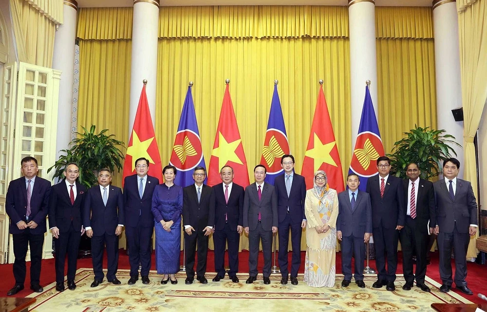 Chủ tịch nước Võ Văn Thưởng, Đại sứ các nước ASEAN và các đại biểu tham dự. Ảnh: TTXVN.