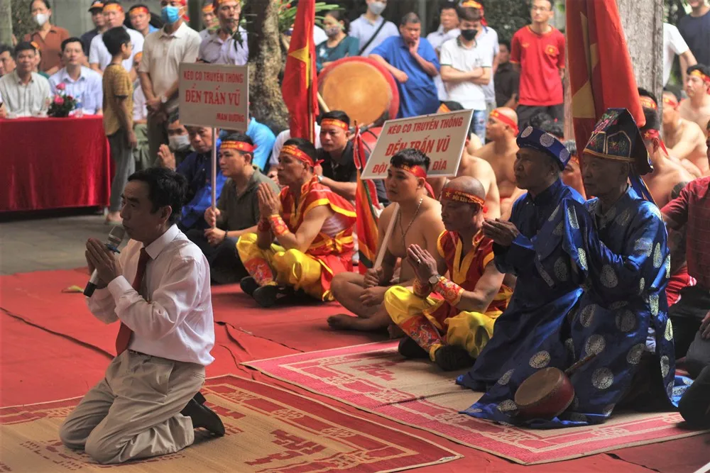 Các đội vào đình hành lễ. Ảnh: VIẾT THỊNH