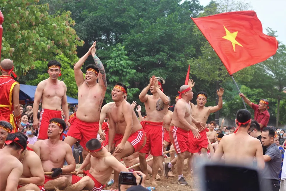 Đội chiến thắng nhận được sự cổ vũ nhiệt tình của những người chứng kiến. Ảnh: VIẾT THỊNH.