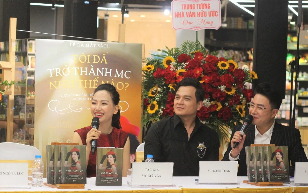 MC Mỹ Vân chia sẻ tại buổi giới thiệu sách. Ảnh: VT