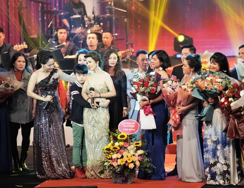 Cậu con trai Chí Nam ôm chặt mẹ khi đêm diễn Vy Concert kết thúc. Ảnh TUỆ ÂN Cậu con trai Chí Nam ôm chặt mẹ khi đêm diễn Vy Concert kết thúc. Ảnh TUỆ ÂN