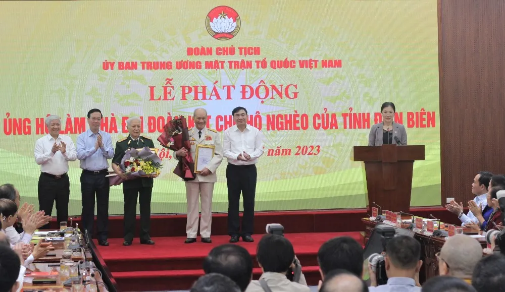 Tại chương trình, Ban tổ chức đã tiếp nhận số tiền ủng hộ hơn 280 tỉ đồng, tương đương 5.600 căn nhà Đại đoàn kết. Ảnh: VT.