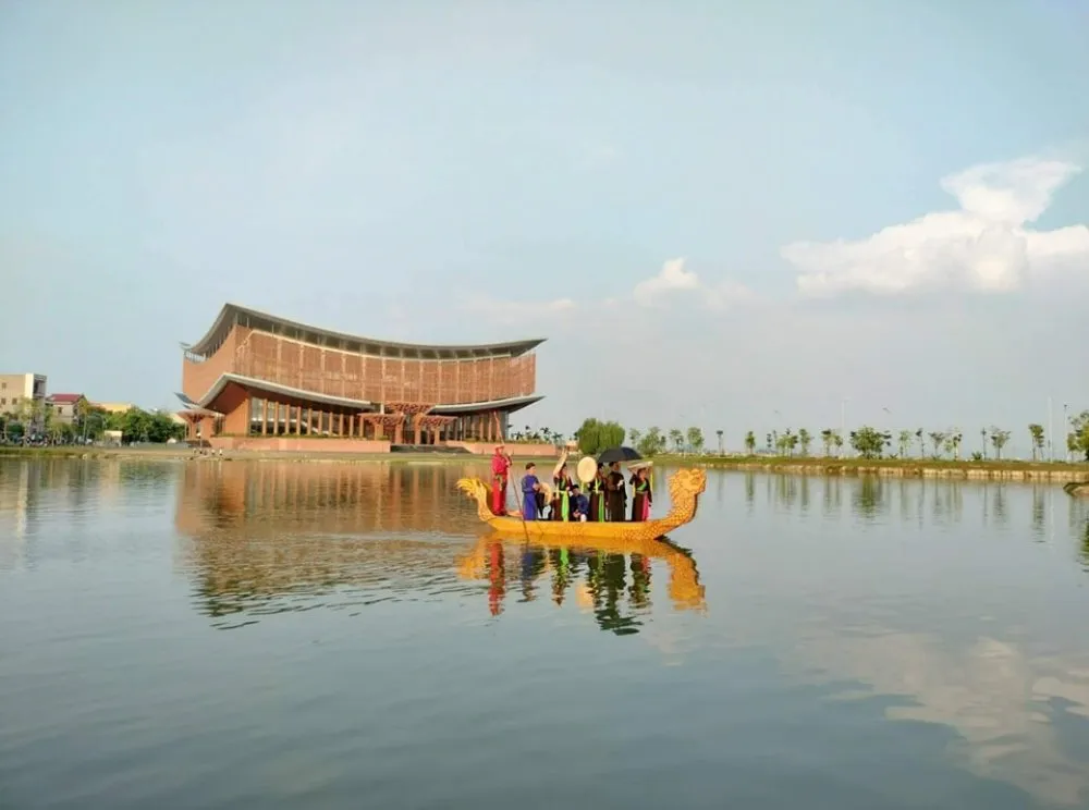 Nhà hát lấy cảm hứng từ hình dáng mái đình truyền thống. Ảnh: Nhà hát dân ca Quan họ Bắc Ninh.