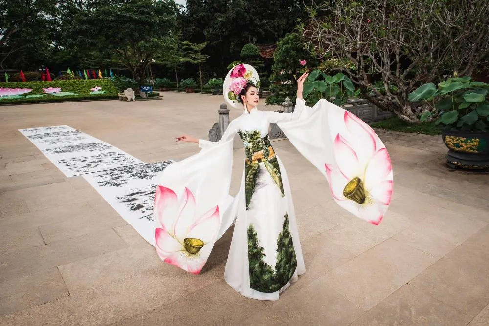 Nguyễn Vũ Hà Anh thể hiện với tà áo trước vẽ hoa sen quê Bác. Ảnh: Cuốn Ratio. Nguyễn Vũ Hà Anh thể hiện với tà áo trước vẽ hoa sen quê Bác. Ảnh: Cuốn Ratio.